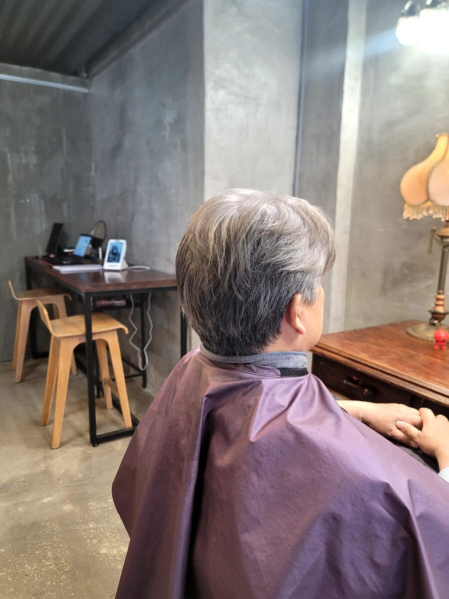 50대 남성 흰머리, 로우라이트로 더 중후하게 전 모습