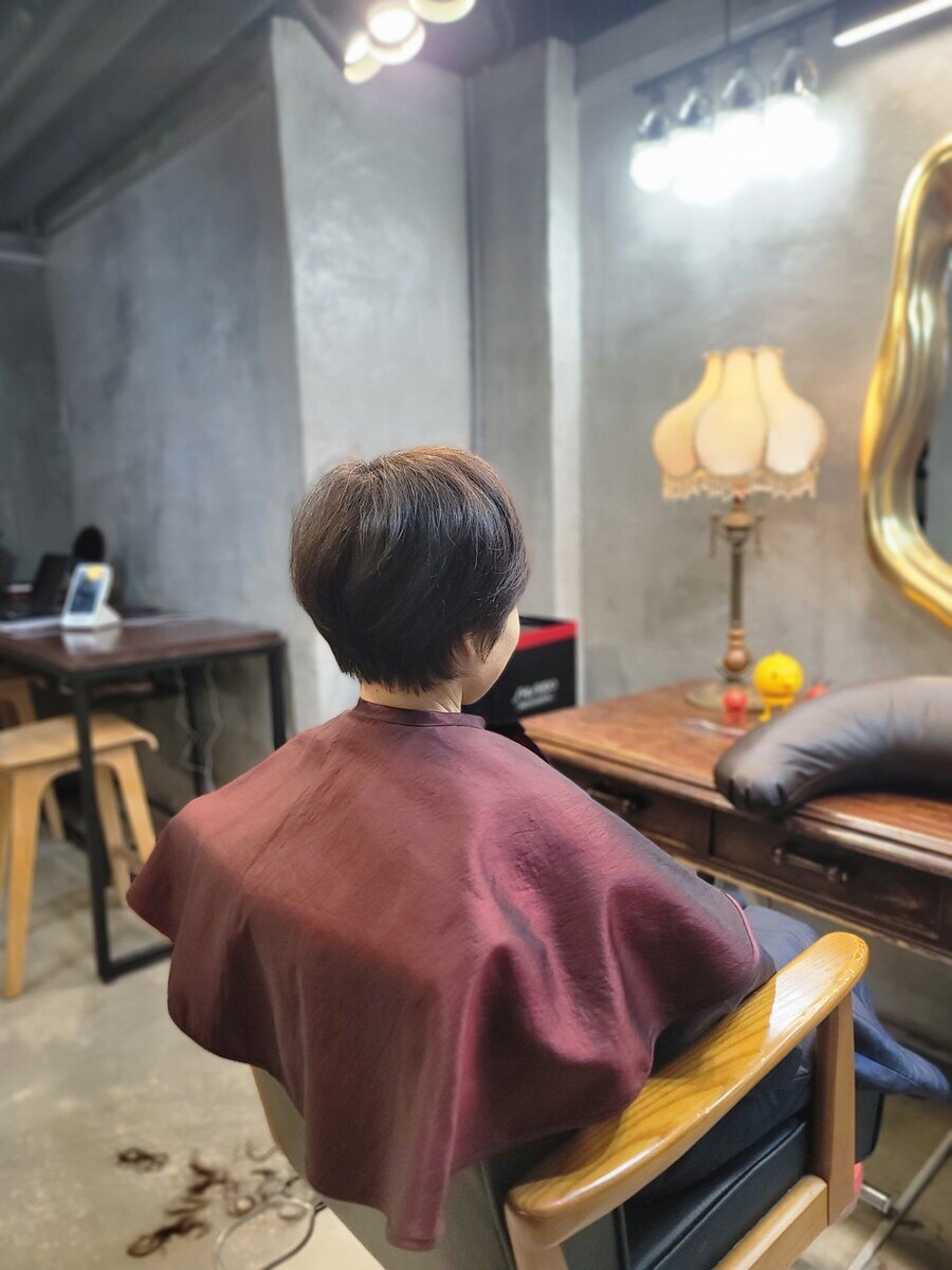 50대 가는 모발 여성 숏컷 후, 슬림한 네이프와 살아난 볼륨