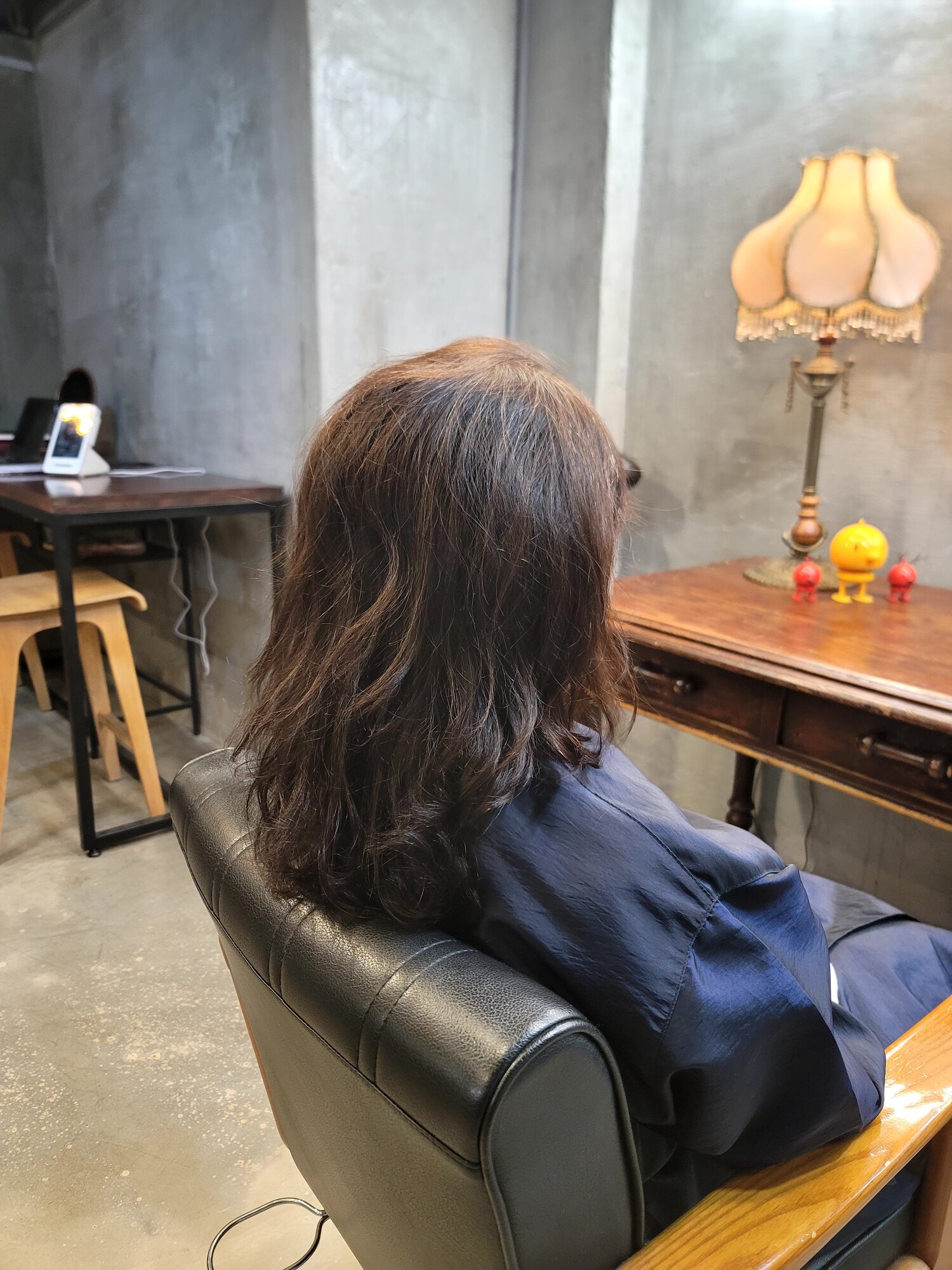 50대 가는 모발 여성 숏컷 전, 길이의 무게로 처진 뒷머리