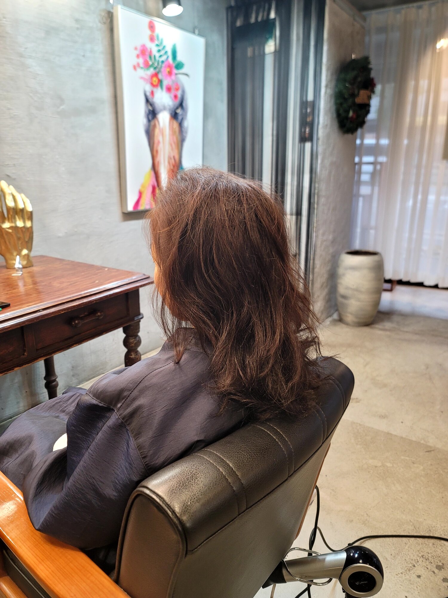 50대 가는 모발 여성 커트 전 측면과 손상된 긴 길이