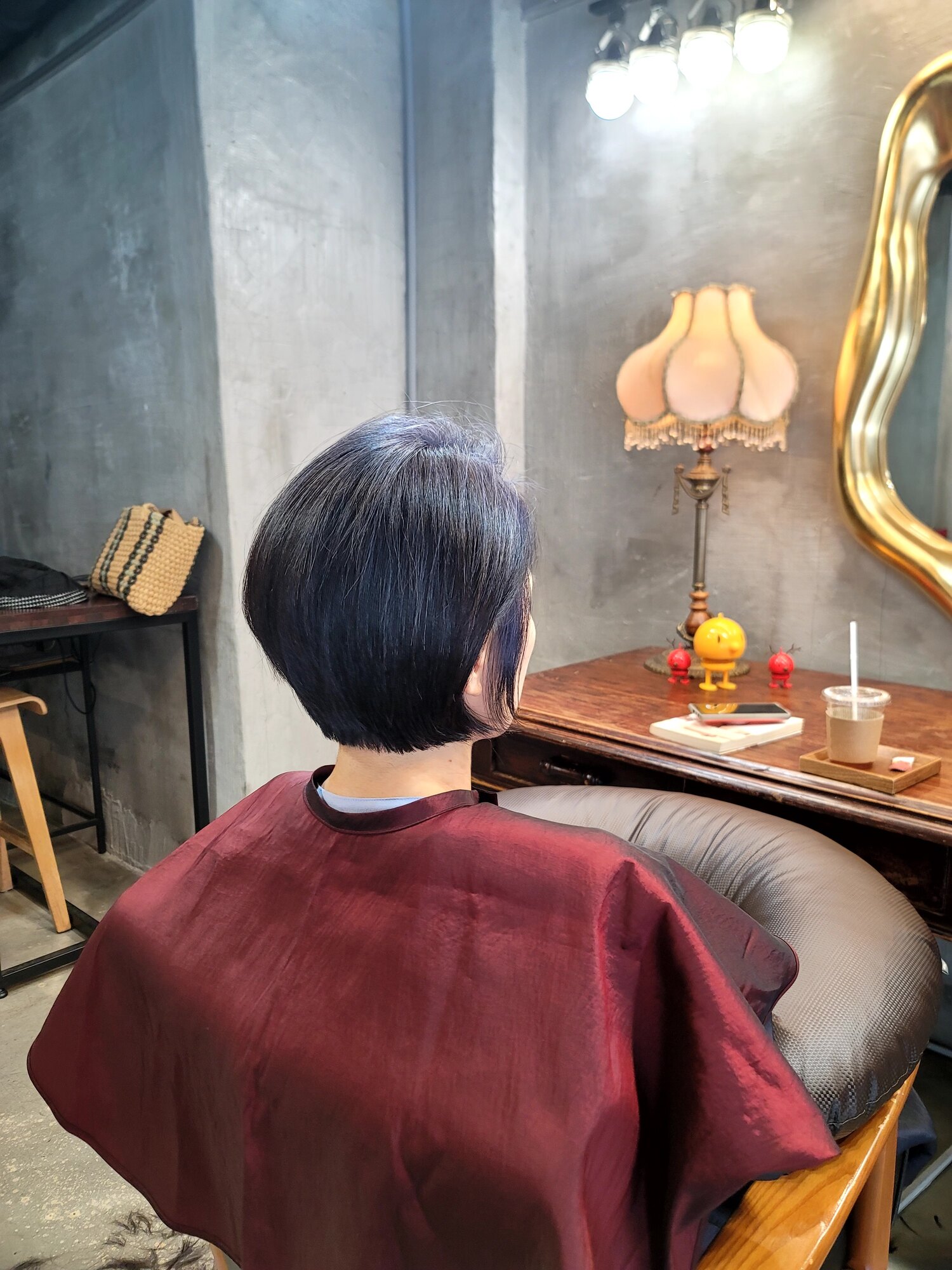 50대 숱 많은 반곱슬 여성 커트 후, 목선과 뒷머리 볼륨을 살린 형태