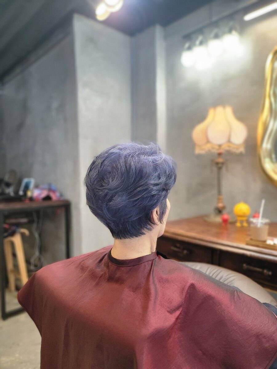 60대 후반 여성 숏컷 커트 후, 뒷머리 볼륨과 슬림한 사이드