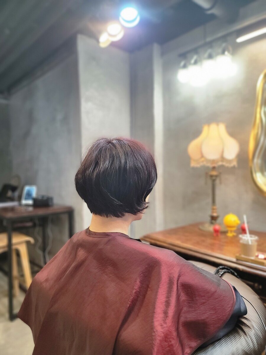 40대 반곱슬 여성 턱선 단발 커트 후, 자연스러운 움직임을 살린 형태