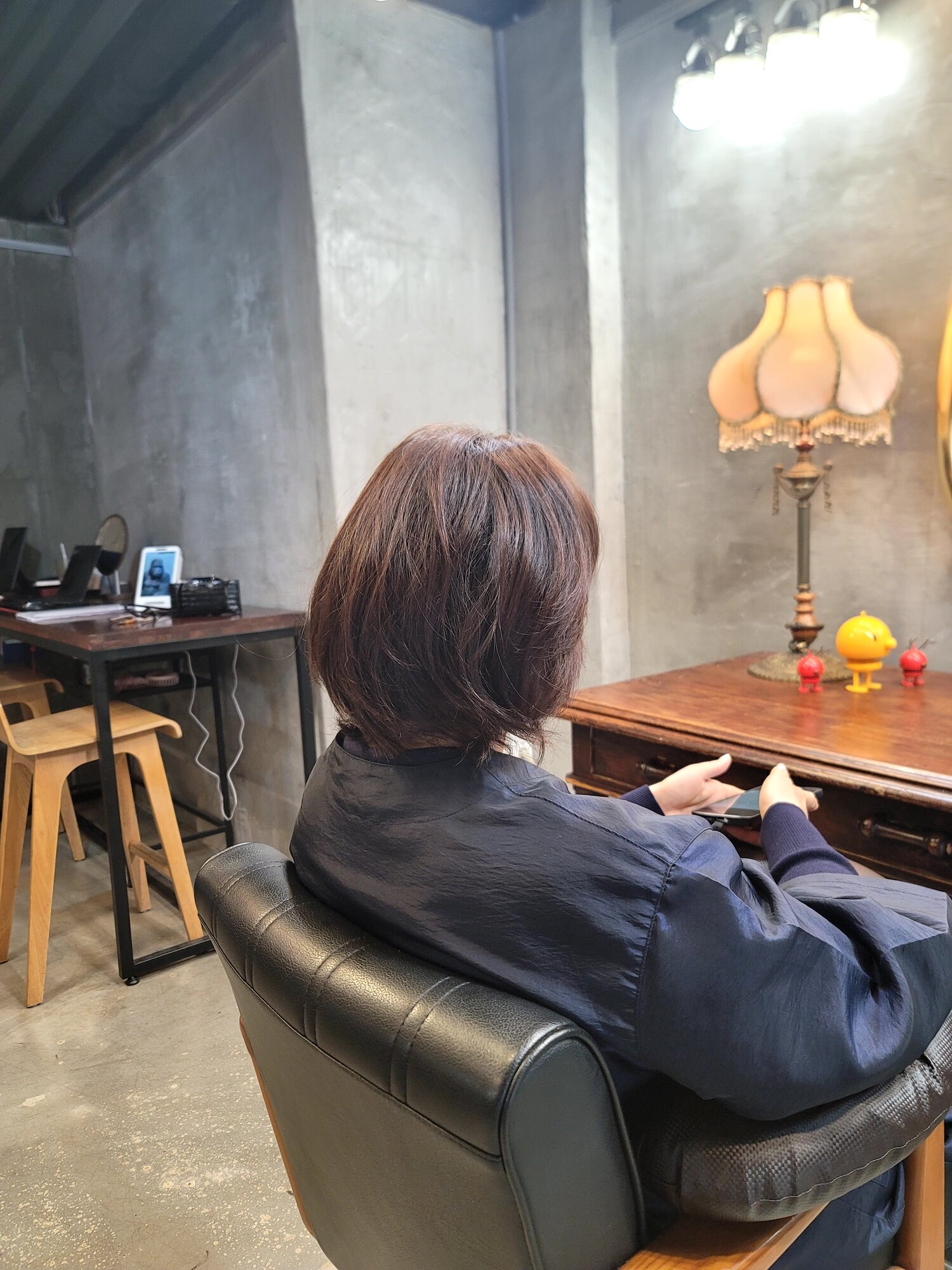 40대 반곱슬 여성 턱선 단발 커트 전, 어중간한 길이와 뭉친 무게