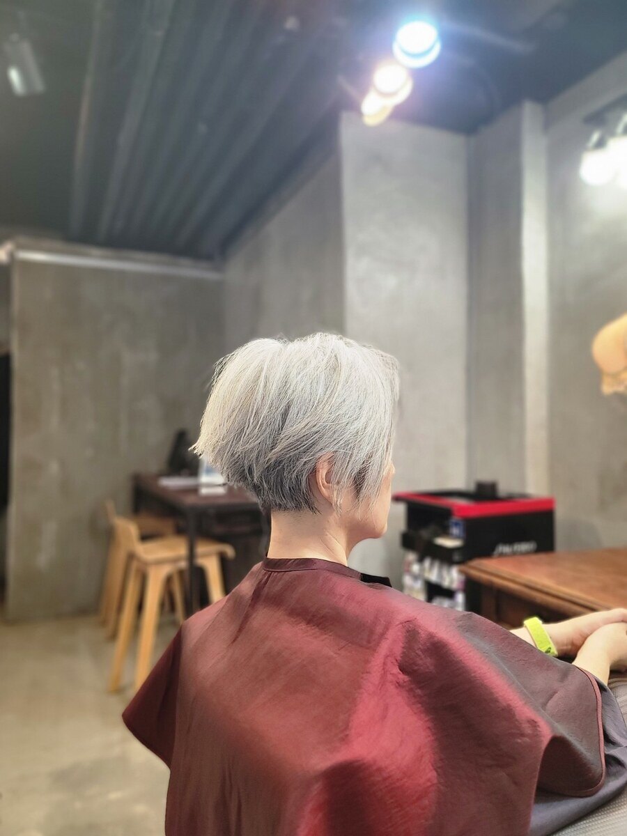 50대 백모 80% 이상 여성 커트 후, 볼륨과 흰머리 텍스처를 살린 숏컷