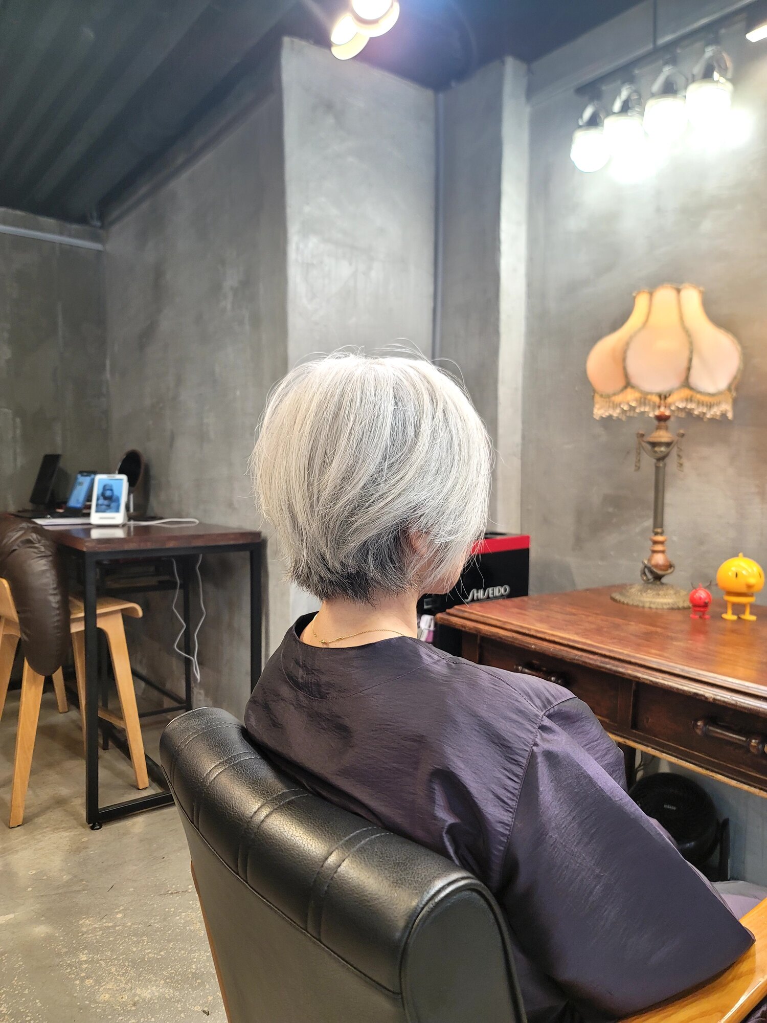 50대 백모 80% 이상 여성 커트 전, 길고 처진 흰머리