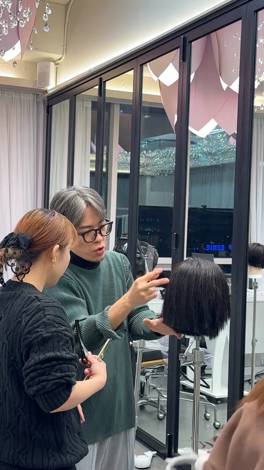 HIRO가 커트의 관점을 설명하는 원모어뷰 현장